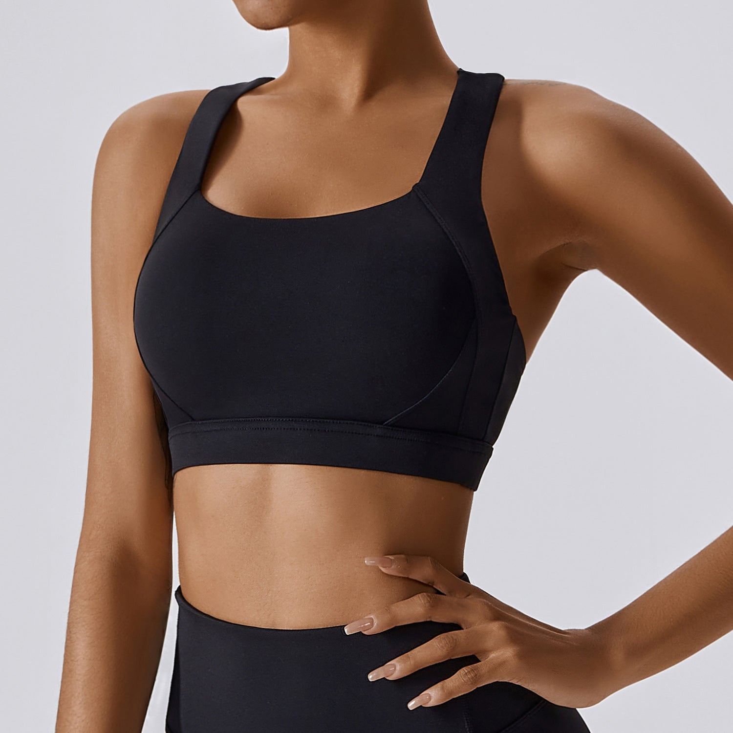 supportive cross-back sports bra with removable padding. Made from 78% polyamide and 22% elastane for comfort, flexibility, and breathability. Perfect for gym, yoga, or daily activewear.