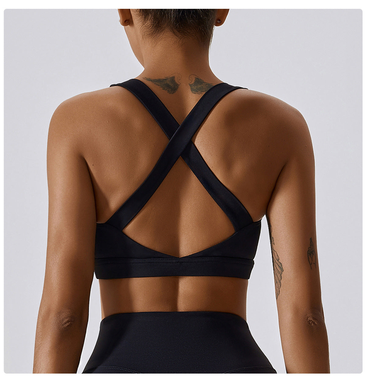 supportive cross-back sports bra with removable padding. Made from 78% polyamide and 22% elastane for comfort, flexibility, and breathability. Perfect for gym, yoga, or daily activewear.